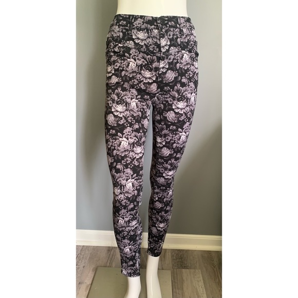 UO BDG : blacked out floral print jeans - Picture 3 of 11